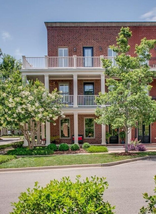 Spotless home in Gateway Village House Rental in Franklin, TN