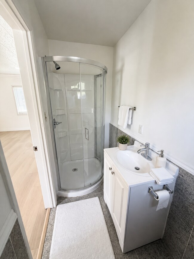 Baño tipo estudio - 4360 Watkins Dr