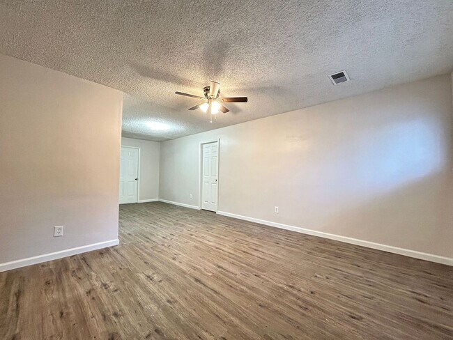 Building Photo - Beautifully Renovated Home – 4th Bedroom Option!