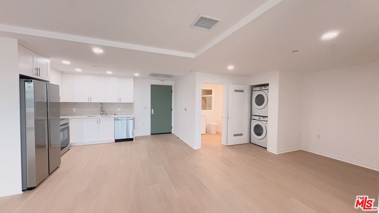 Foto principal - 3977 Beverly Blvd