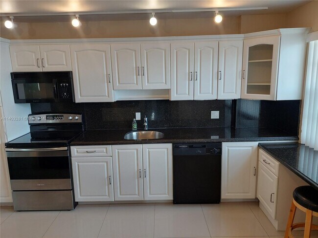 Foto del edificio - 2801 NE 183rd St