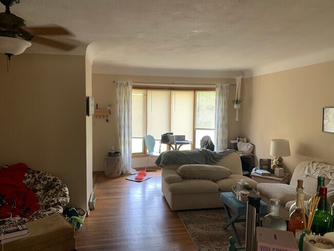 Sala de estar - 383 Queenan Ave S