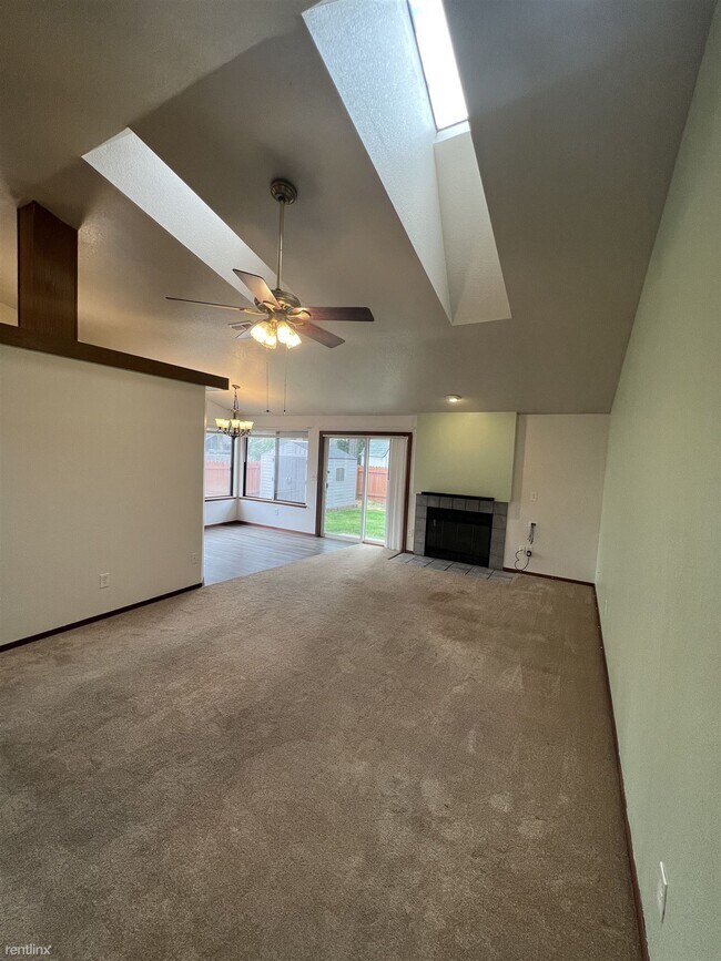 Building Photo - 3 br, 2 bath House - 1002 192nd Street East