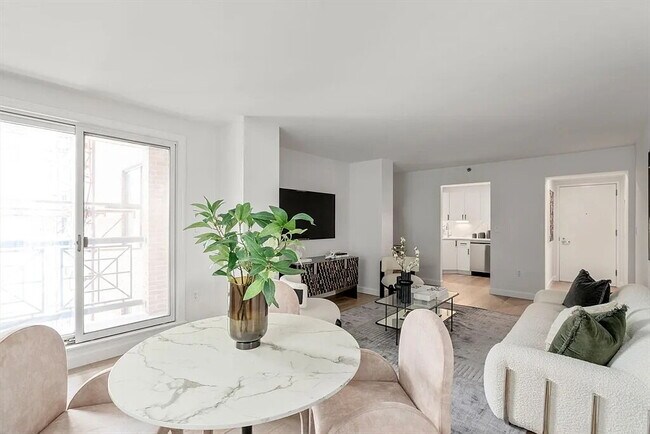 Foto del edificio - Sunny large 1 bedroom 1 bath condo