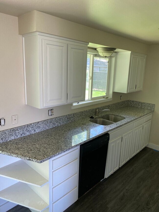 Foto del edificio - Beautifully Updated 4-Bedroom Home with Large Fenced Yard & Fire Pit