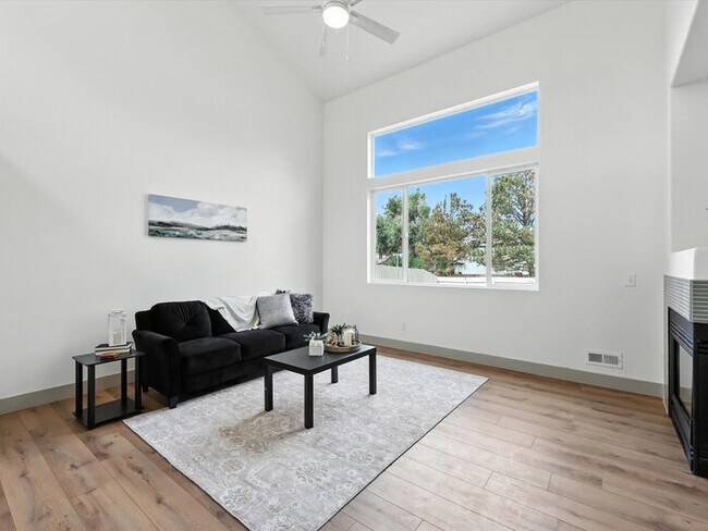 Foto del edificio - 4304 Gunbarrel Dr