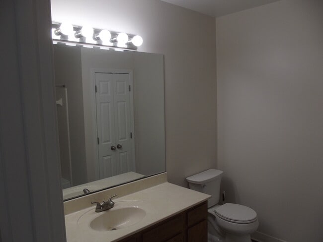 baño 1 - 906 E Chestnut St