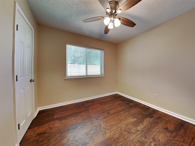 Foto del edificio - 3411 Old Oaks Dr