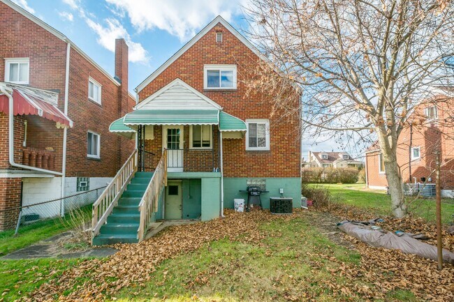 Foto del edificio - SCORE 50% OFF 1ST MONTH'S RENT IF SIGNED BY APRIL 17! Amazing 2 bedroom home in Clairton availabl...