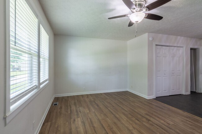 Building Photo - For Lease - 3 Bedroom 2 Bath, 1000 Sqft, L...
