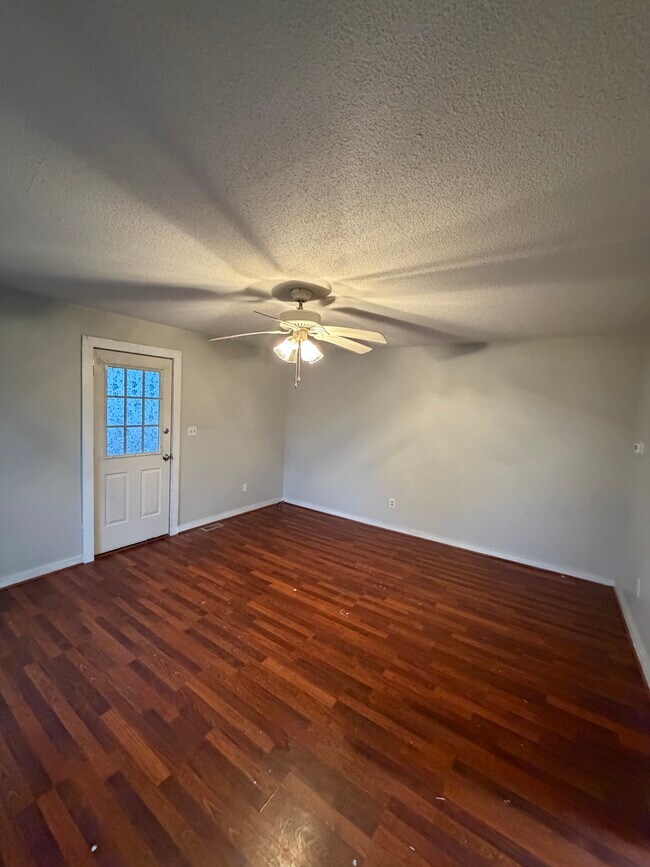 Foto del edificio - 396 James Tart Rd