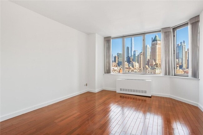 Building Photo - 500 W 43rd St