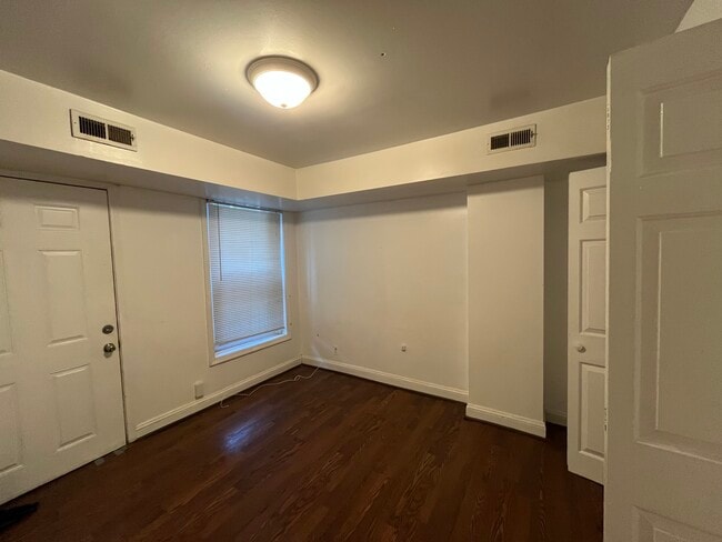Dormitorio con patio trasero privado con salida al exterior - 1006 F St NE