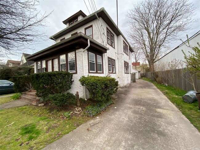Building Photo - 2366 Parkview Pl