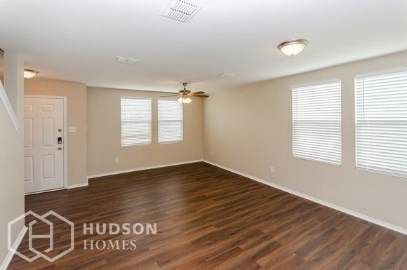 Building Photo - Move In By October 15th - GET $500 OFF 1ST...