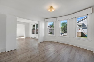 Building Photo - 12 Edgewater Pl