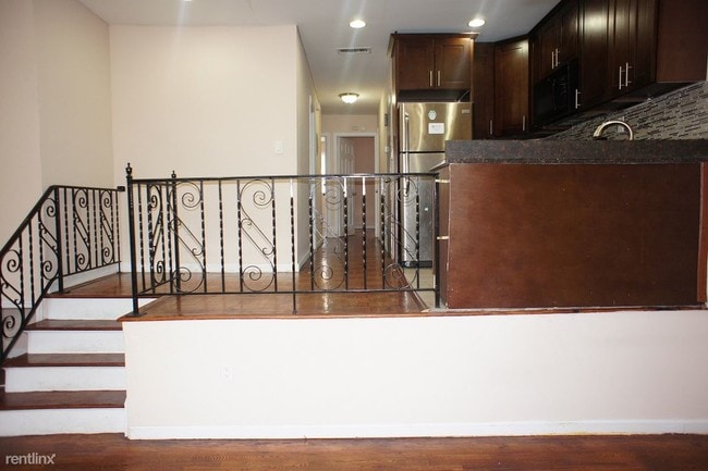 Building Photo - 3 br, 1 bath  - 485 Commonwealth Ave