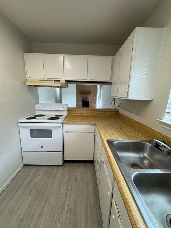 Foto del edificio - UPDATED 3 BEDROOM 2 BATH DUPLEX IN NEISD