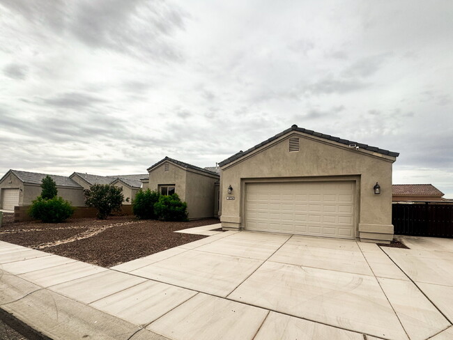 Building Photo - Well-Maintained and Updated 3-Bedroom + De...