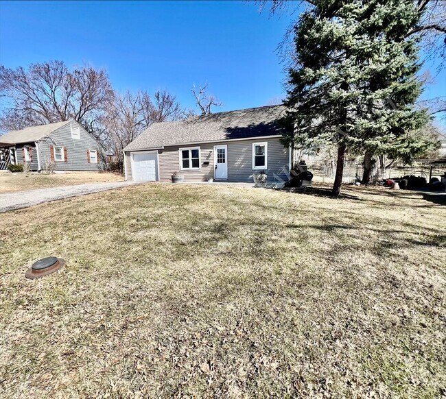 Building Photo - ADORABLE and CLEAN home in KCK-Available N...