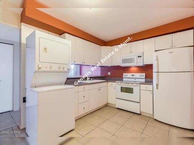 Building Photo - Central 2 bed condo