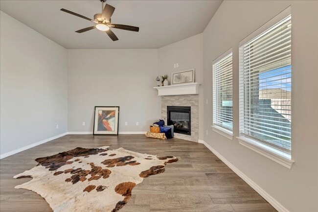 Foto del edificio - Nearly New Yukon Schools