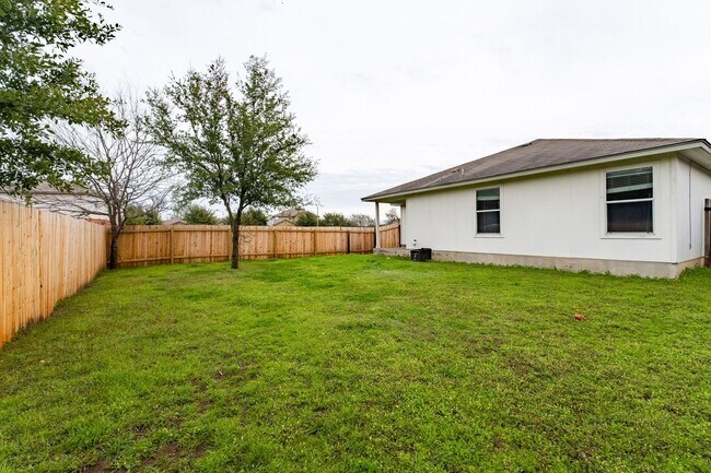 Foto del edificio - Elegant 4 Bedroom, 2 Bath Single Story Ret...