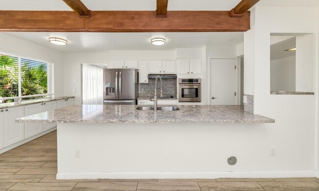 Building Photo - 3904 E Sahuaro Dr