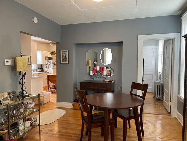 Comedor a cocina y habitación - 3901 N Sacramento Ave