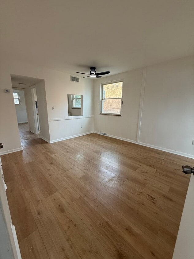 Foto del edificio - Spacious 1-Bedroom Apartment near the Lake!