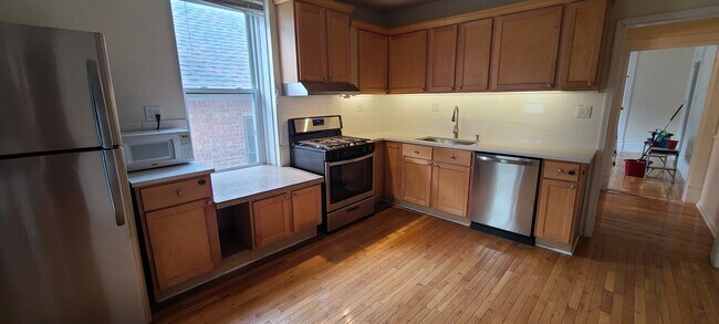 Kitchen - 3363 S Lowe Ave