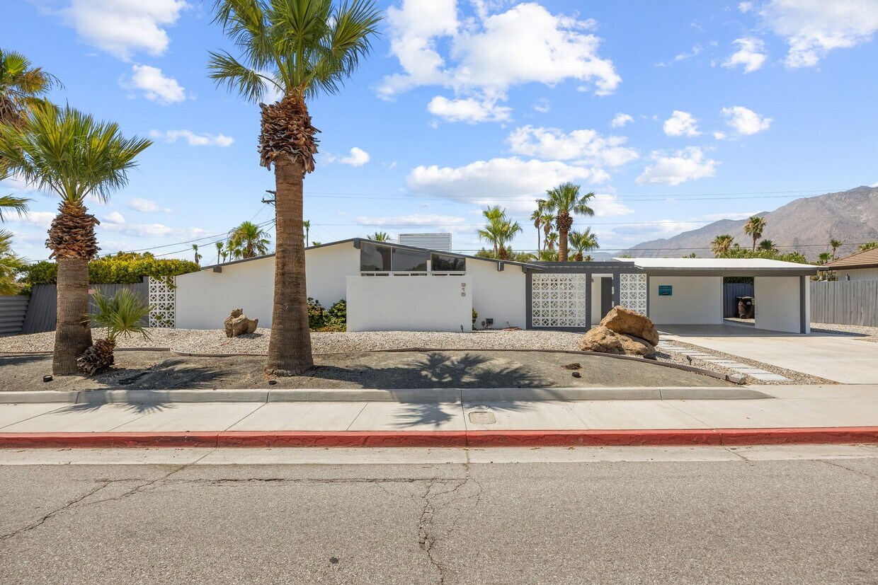 Foto principal - 915 E Racquet Club Rd
