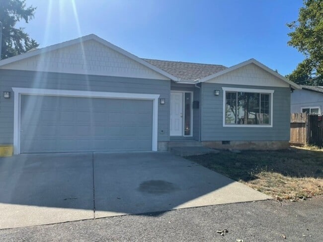 Building Photo - Bright & Beautiful Updated 3 bed, 2 bath in the Heart of Alberta District, New Paint, Inside and ...