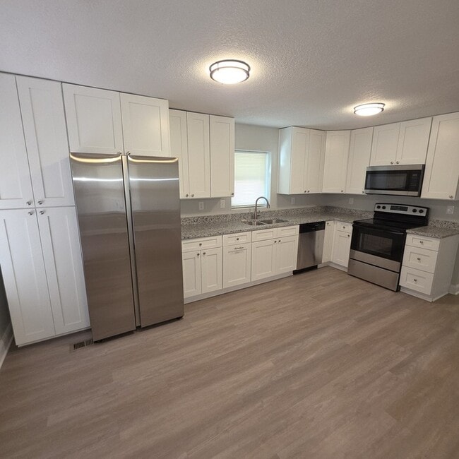 Building Photo - Beautiful 3 bedrooms and 2 full baths home located on Hedges Ave in Sugar Creek, MO