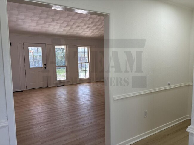 Foto del edificio - Beautifully updated 4-bedroom, 2-bathroom home!