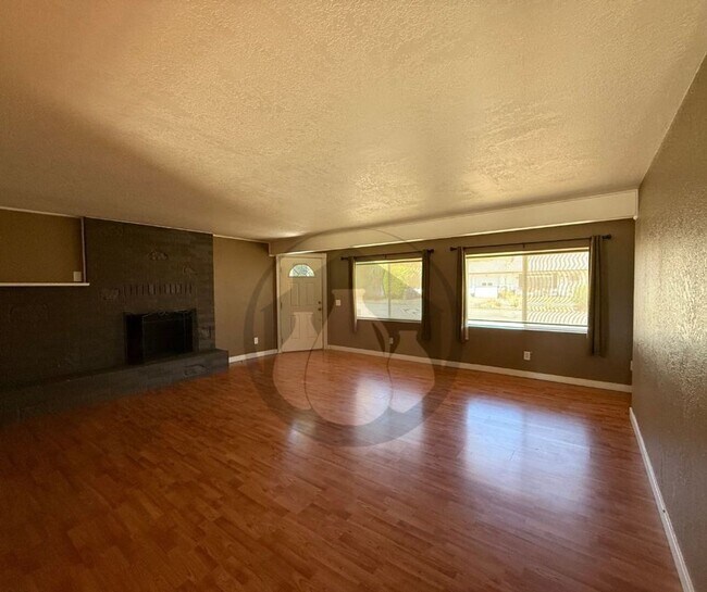 Building Photo - Single Level House-