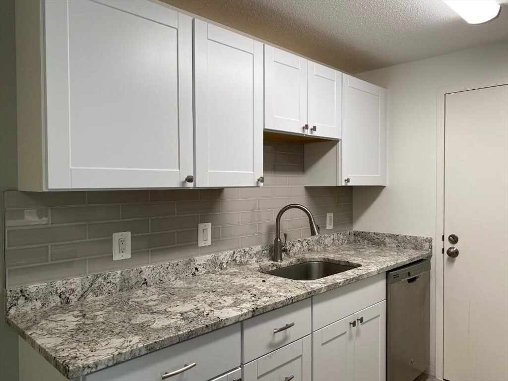 Foto principal - 8 Village Hill Ln