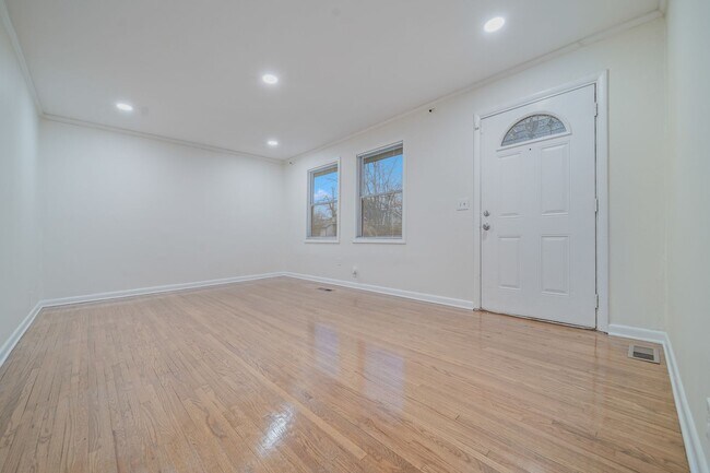 Foto del edificio - Spacious & Newly Renovated 5-Bedroom Home Available May 9!