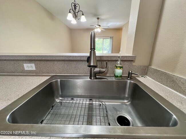 Building Photo - 466 Scrub Jay Dr