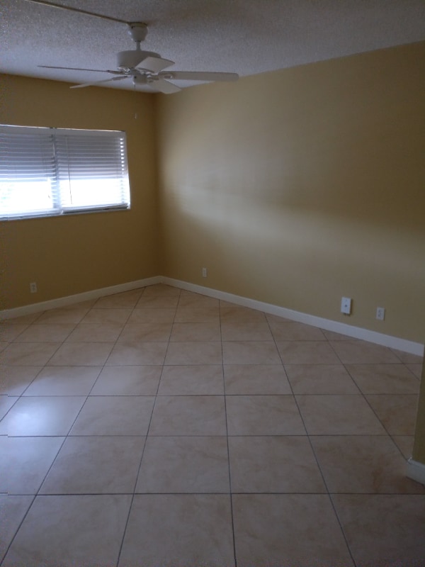 Building Photo - 3050 NE 48th Ct