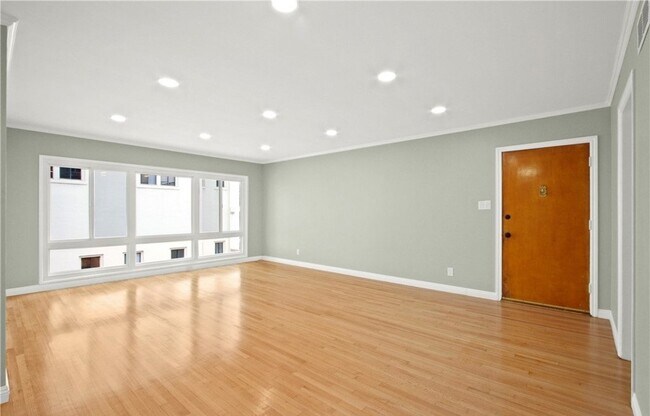 Building Photo - "Chic 1-Bed Condo at 325 Cedar Ave #7, Lon...