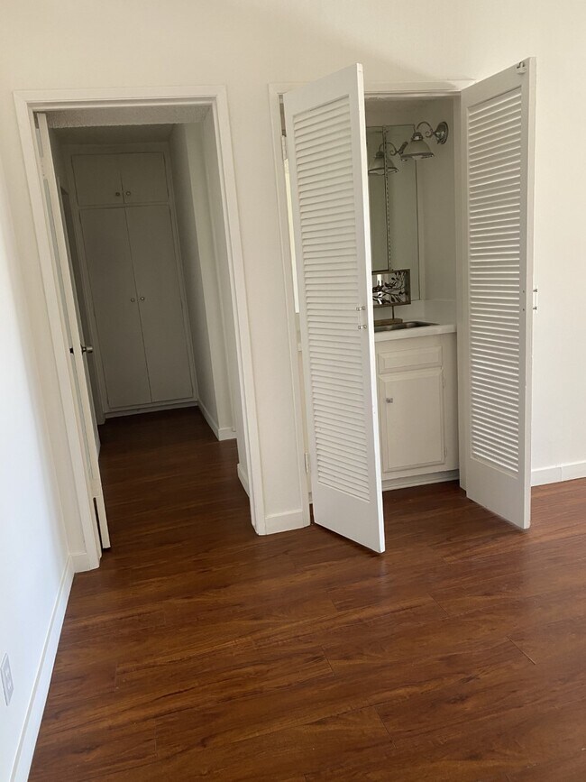 Regency Apartments 20880 Ventura Blvd Woodland Hills, CA Apartments