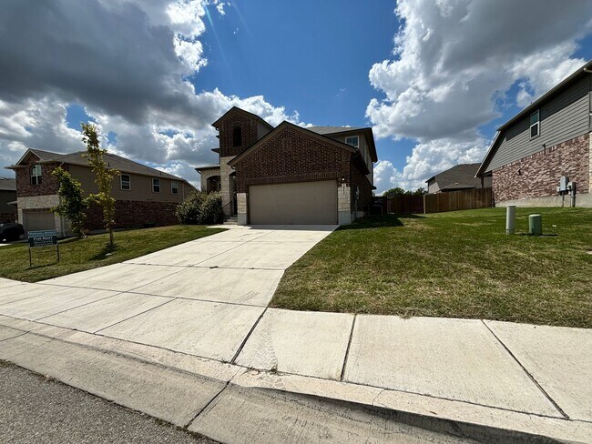 Building Photo - Beautiful Modern Home with Spacious Backya...