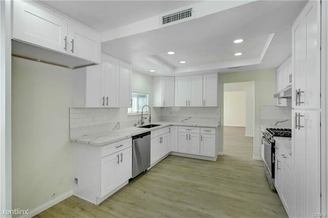 Building Photo - 4 br, 2 bath House - 1686 E Edgecomb St