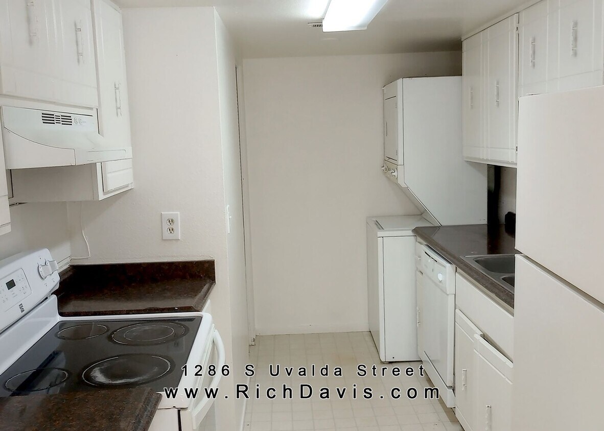 Foto principal - 2 bed, 1 Bath, 900 sqft with washer/dryer ...