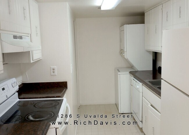 Foto del edificio - 2 bed, 1 Bath, 900 sqft with washer/dryer hookups and 1 car garage