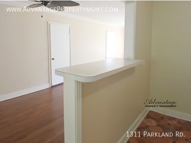 Foto del edificio - 1311 Parkland Rd