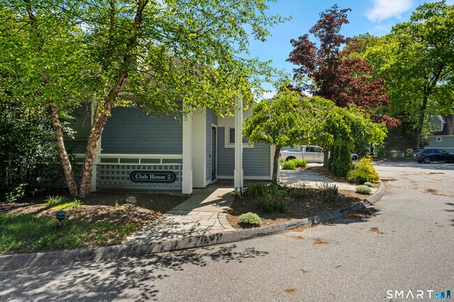 Foto del edificio - 2124 Old Pond Ln