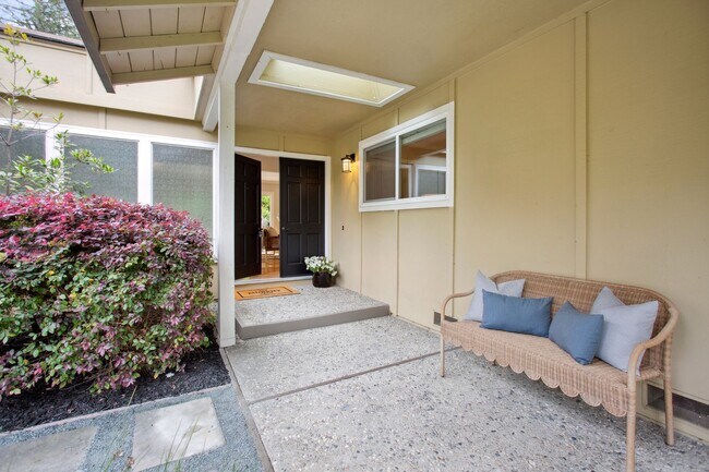 Foto del edificio - Updated 3 bedroom + office & pool, single ...