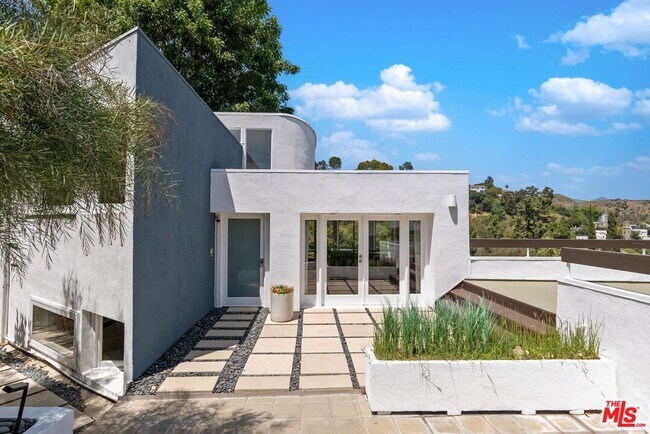 Foto del edificio - 2055 N Sycamore Ave